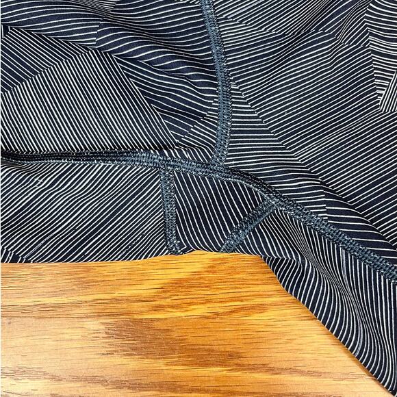 Lululemon Wunder Under Crop Hi-Rise Full-On Luxtreme 21" Sz 6 - Picture 4 of 6